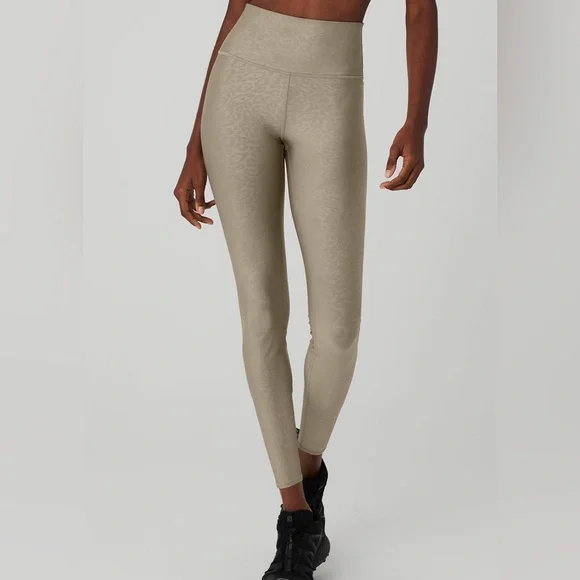 NWT - Alo Yoga Airlift Set ( Intrigue bra/ Leggings )in Leopard gravel XS/S